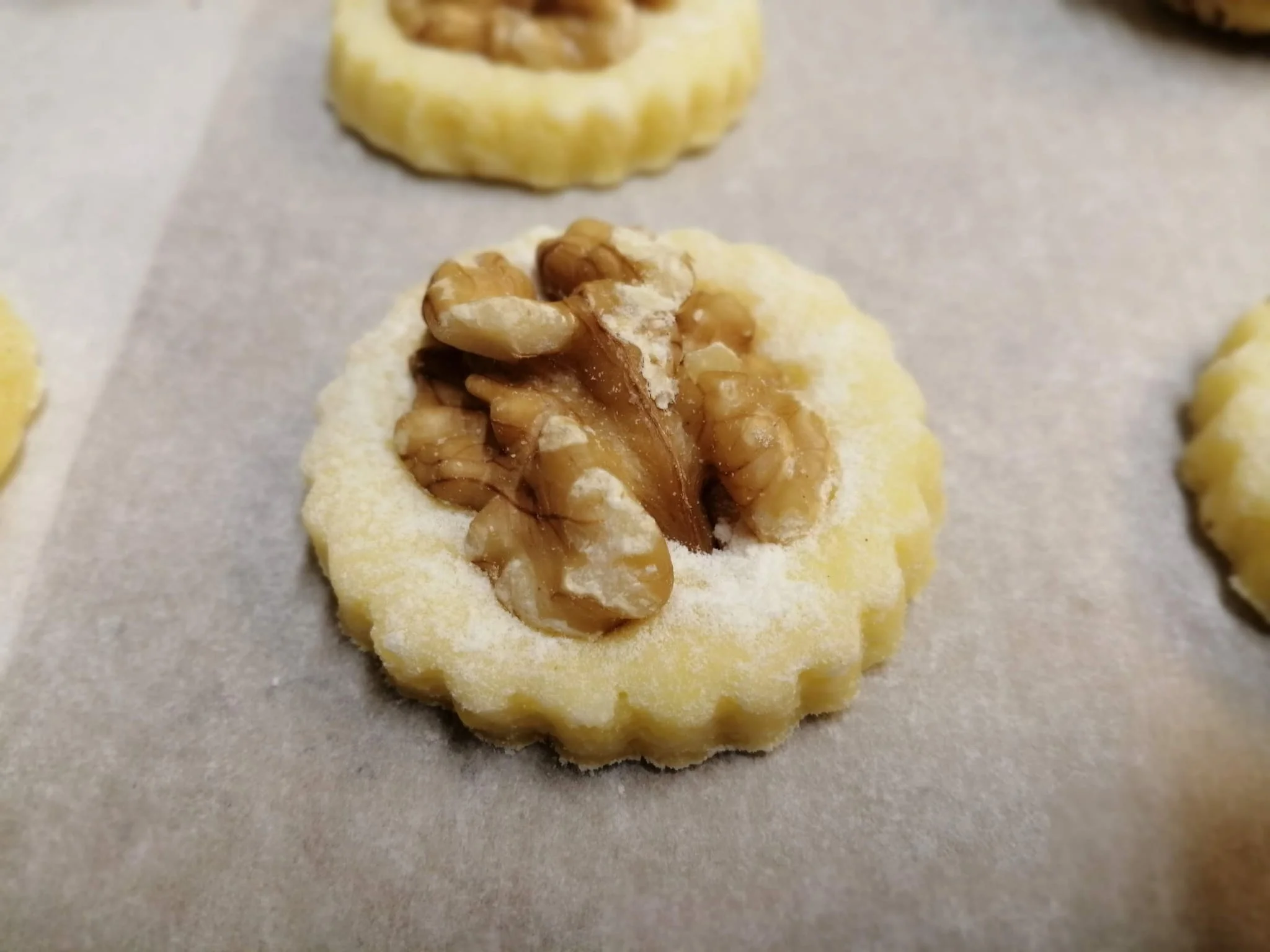 Biscotti di pasta frolla con noci, fatti in casa durante il corso di cucina