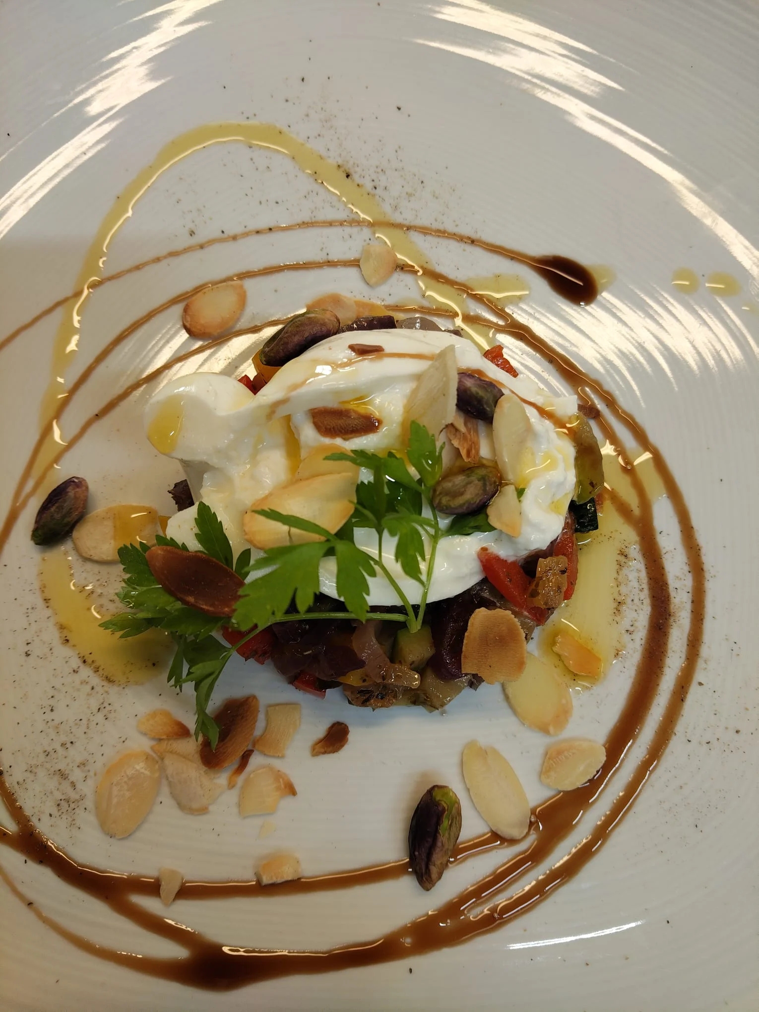 Piatto d’autore: burrata con verdure grigliate, mandorle e pistacchi