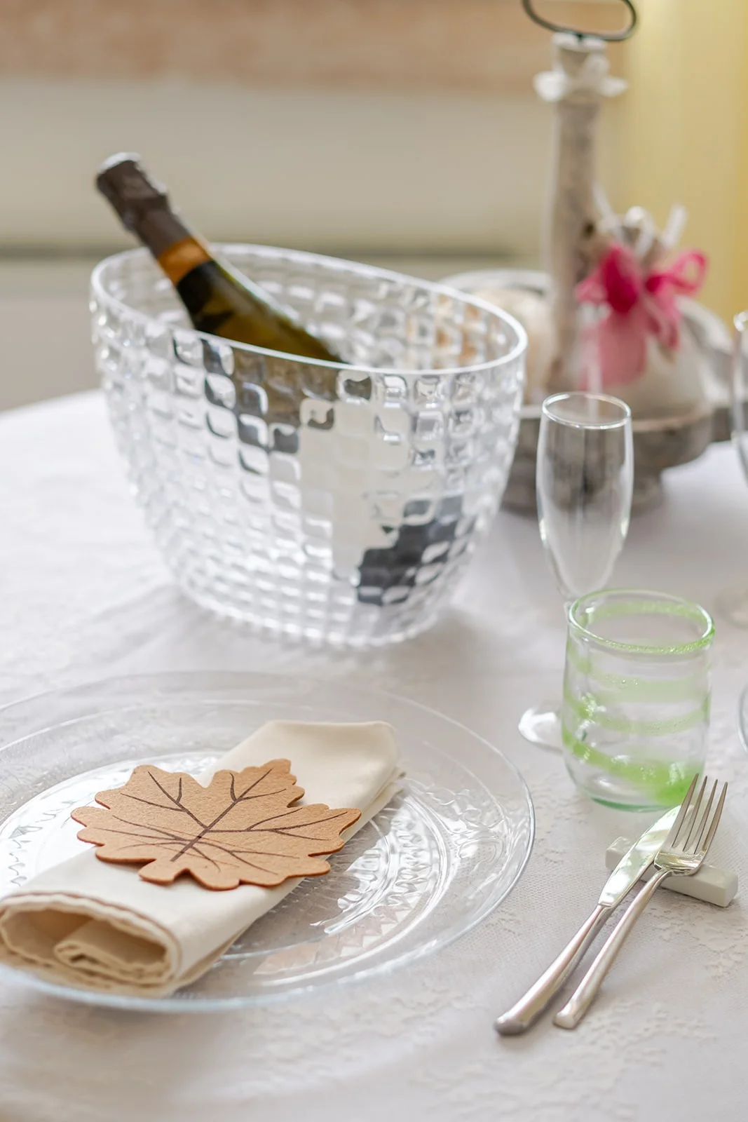 Dettaglio mise en place: champagne in secchiello di cristallo e foglia decorativa