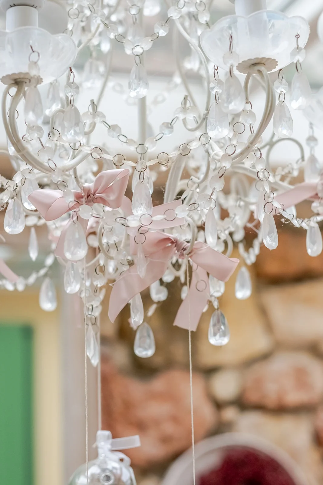 Lampadario di cristallo con fiocchi rosa, dettaglio sala