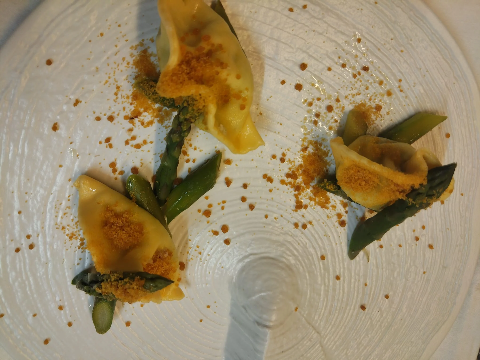Ravioli con asparagi e bottarga grattugiata