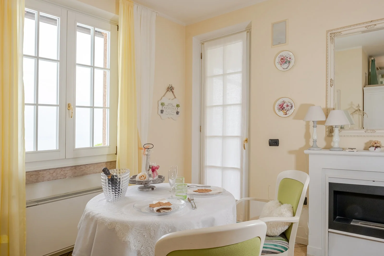 Colazione in camera apparecchiata per due nella Gemme Suite