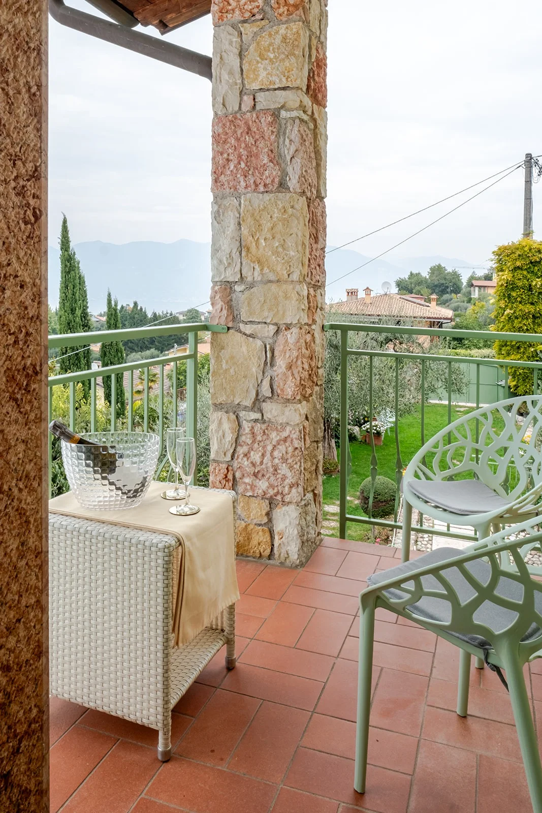 Terrazza della Gemme Suite con champagne e vista lago