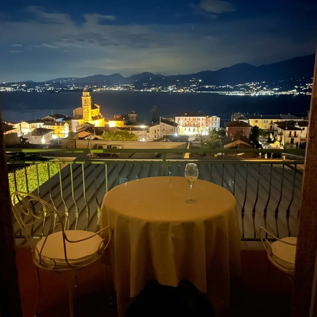 Terrazza della suite con vista sul campanile di Albisano e sul Lago di Garda