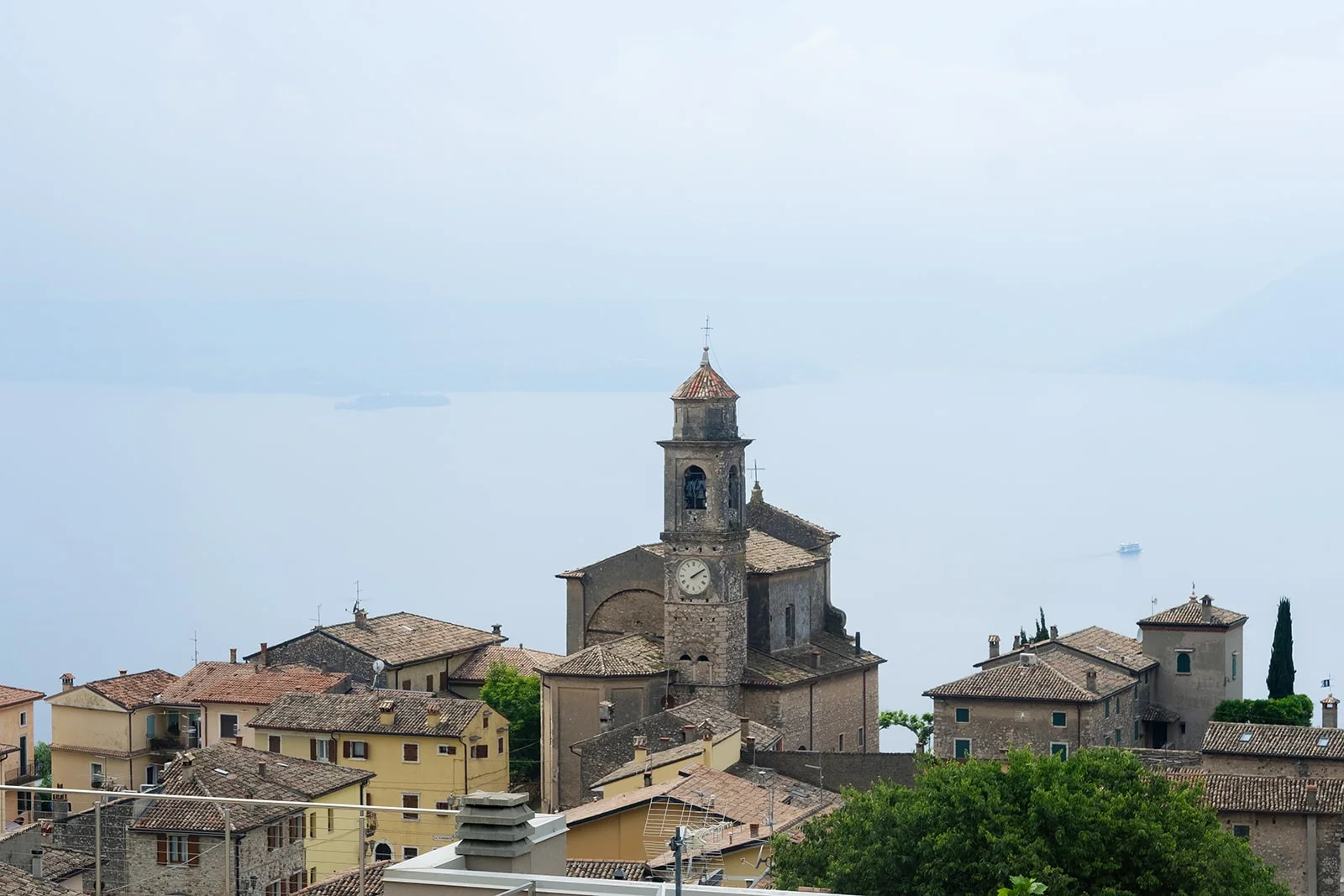 Vista panoramica sul borgo di Albisano con il campanile e il Lago di Garda