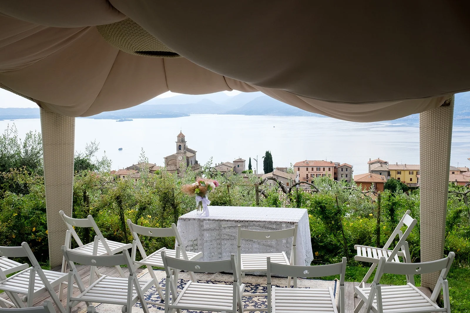 Cerimonia simbolica sotto il gazebo del giardino con vista sul Lago di Garda