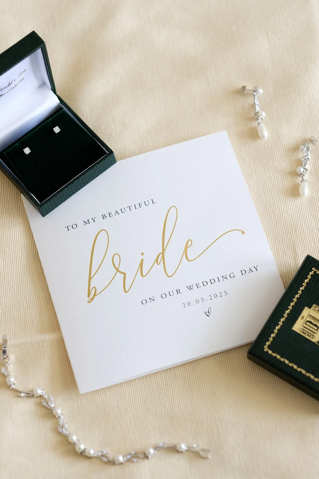 Flat lay sposa: bouquet, anelli e dettagli